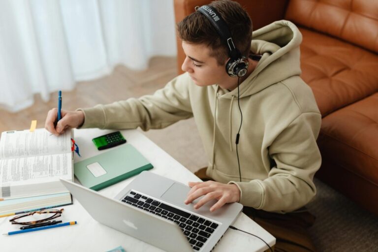 Cinco recomendaciones que debes compartir con tus hijos para ahorrar energía en el regreso a clases
