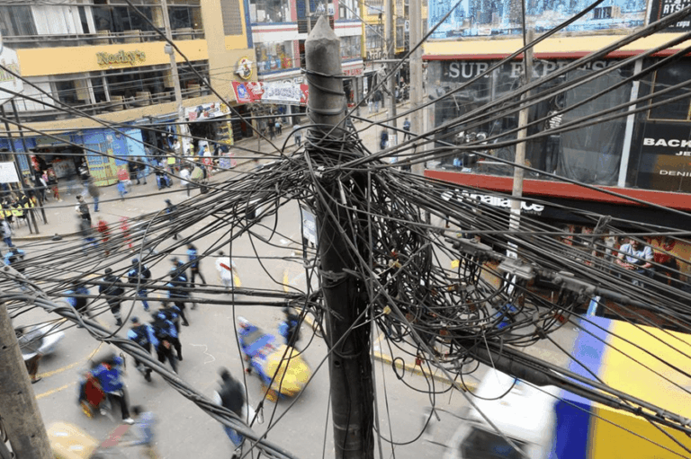 Defensoría del Pueblo invoca a empresas de telecomunicaciones y electricidad a iniciar retiro de cables aéreos deteriorados o en desuso