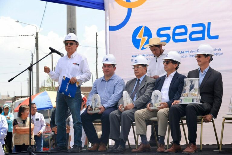 MINEM inaugura obra de electrificación que beneficia a 2,500 familias de Arequipa